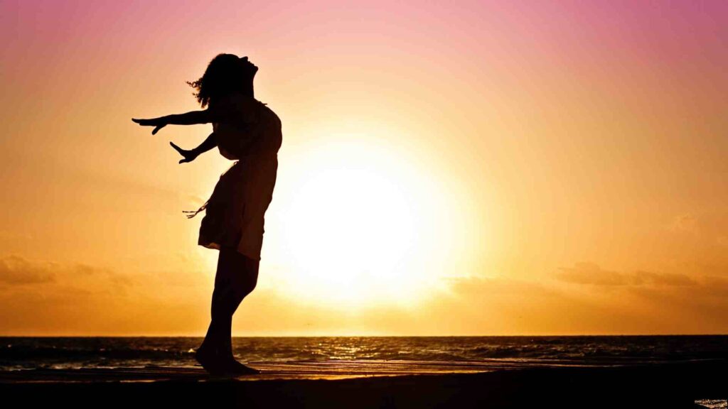 Woman silhouetted in the sun to represent the circadian rhythm, good mental and physical health